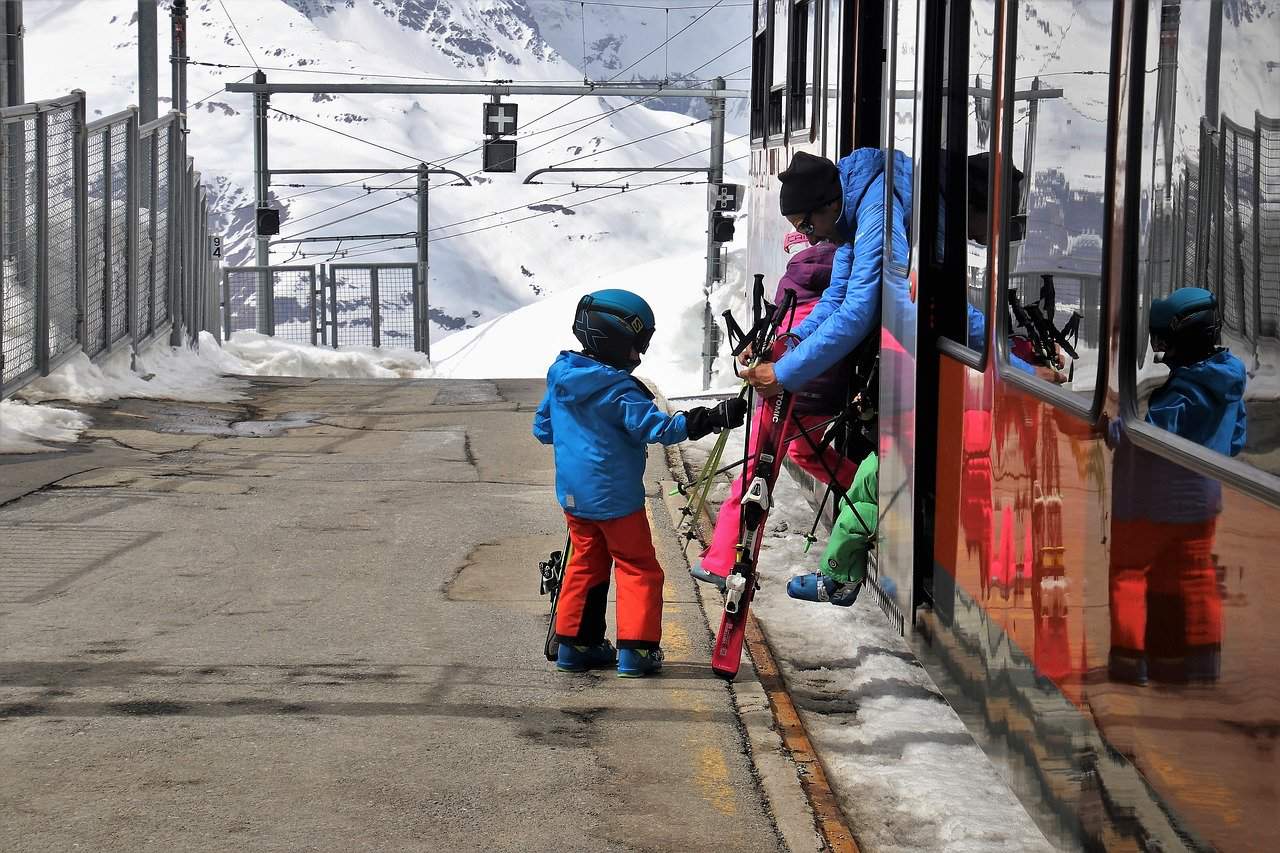 Dziecko na nartach – kiedy rozpocząć naukę jazdy?