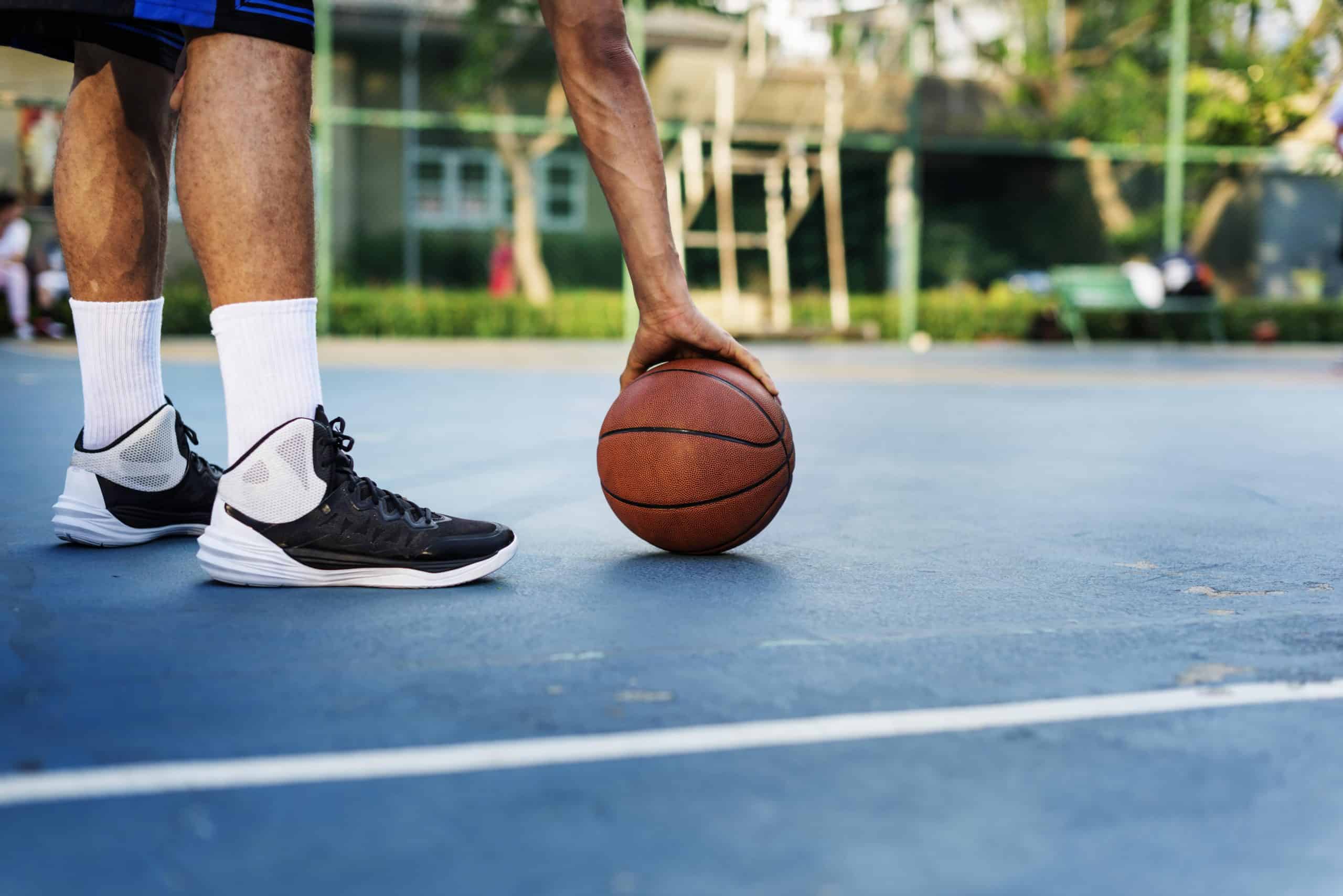 Wybór profesjonalnego obuwia koszykarskiego – które parametry mają największe znaczenie?