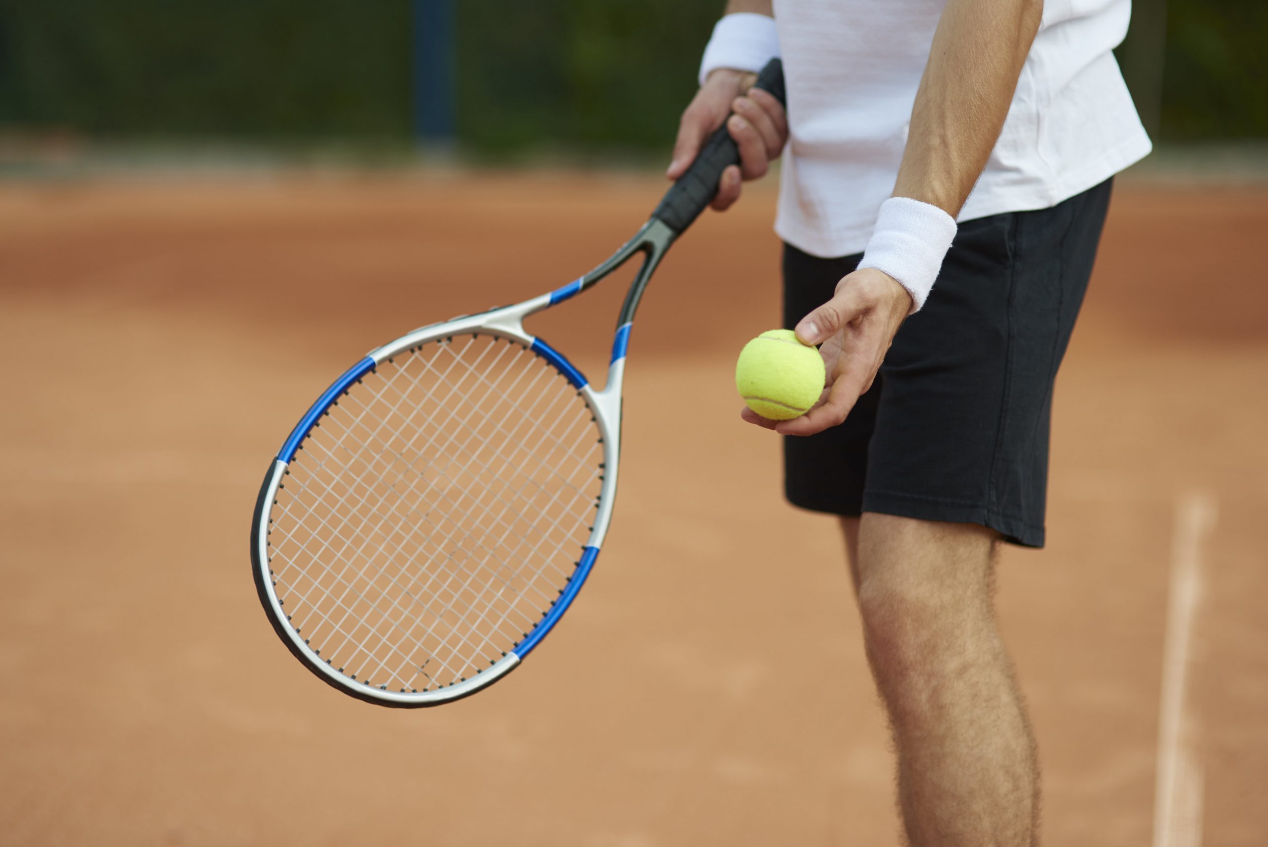 Skuteczny serwis w tenisie ziemnym – jak opanować ten element gry?