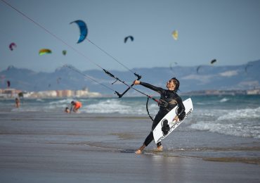Czym jest kite foil oraz kitesurfing oraz co jest potrzebne do tych sportów?