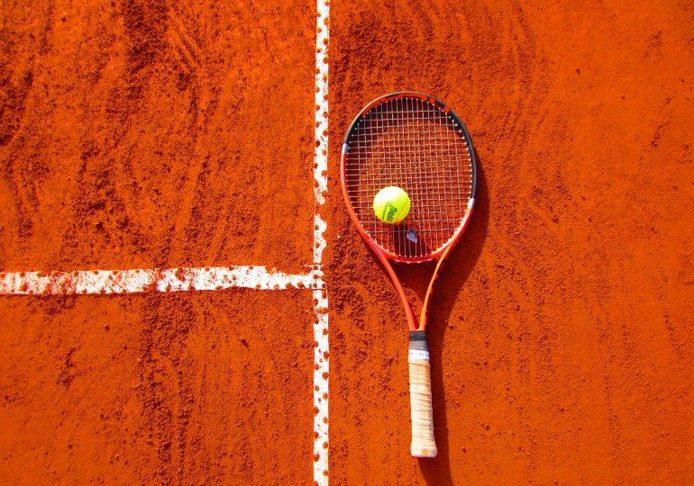 Tenis ziemny bez tajemnic: jak doskonalić odbicie forhendem?