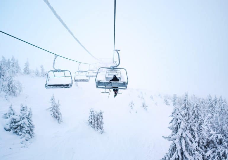 Ruszyły stoki narciarskie – gdzie możesz pośmigać na nartach poza górami?