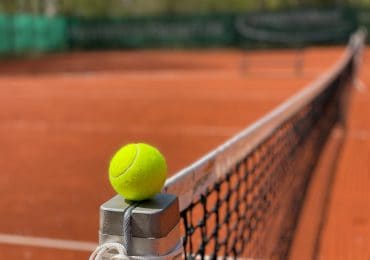 Jak doskonalić grę przy siatce w tenisie ziemnym? 3 praktyczne porady