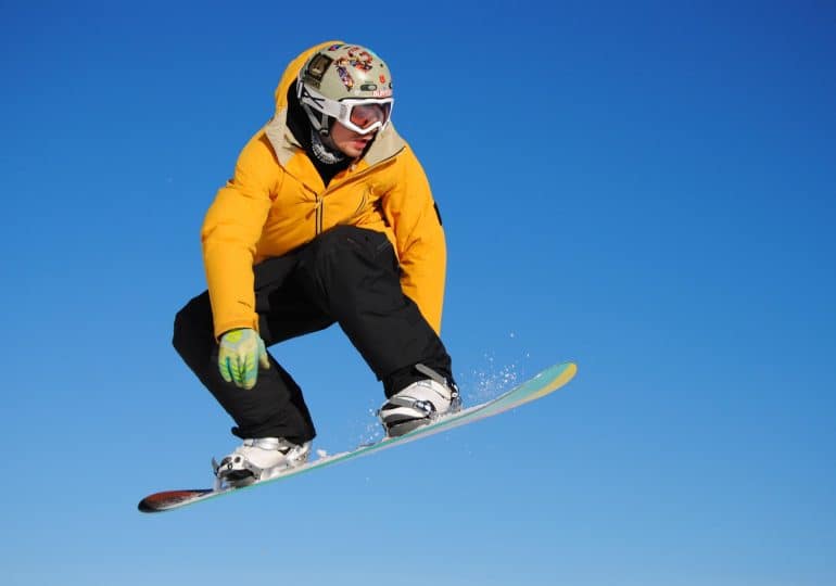 Triki snowboardowe dla początkujących – zabłyśnij na śniegu i w powietrzu!