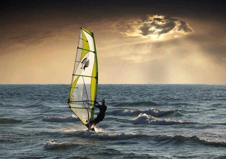Windsurfing - jakie zalety płyną z uprawiania tego sportu?