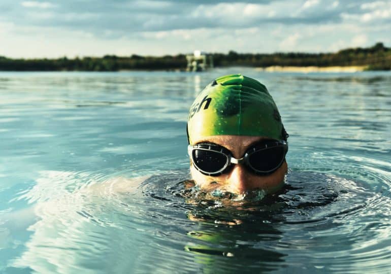Kurs pływania dla osób dorosłych – indywidualnie czy w grupie?