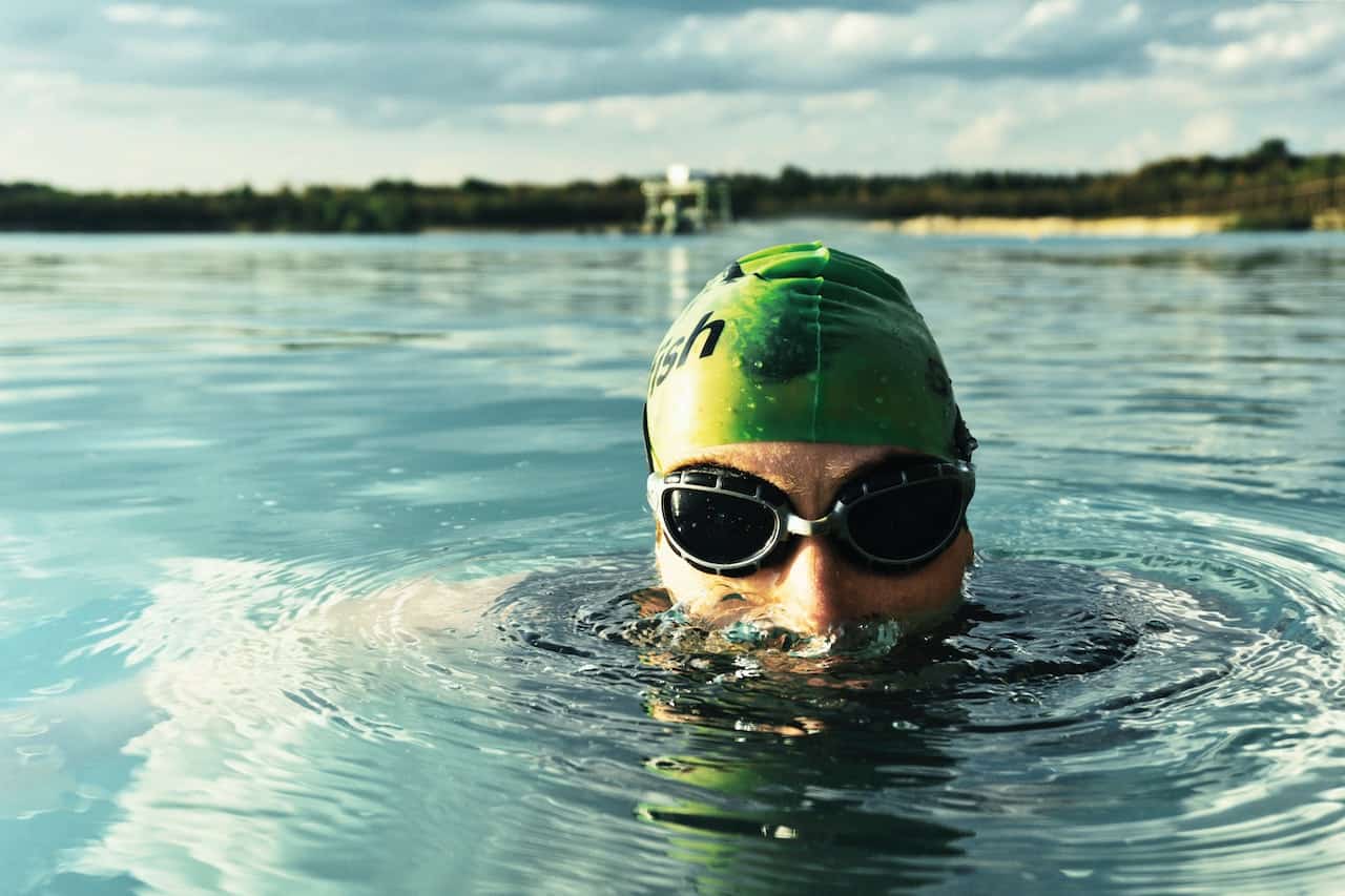 Kurs pływania dla osób dorosłych – indywidualnie czy w grupie?