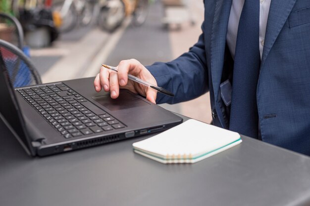 Poradnik wyboru laptopa biznesowego – na co warto zwrócić uwagę